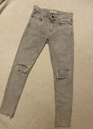 Skini джинсы с разрезами и необработанным низом🖤