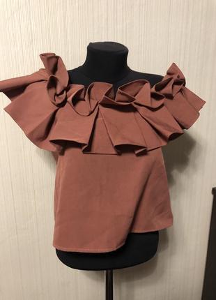 Блуза коричневая с воланом оборкой с открытыми плёсами