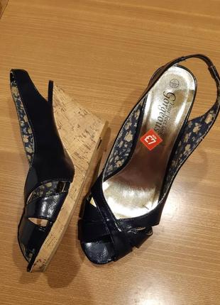 Літні босоніжки на танкетці. сині./gorgeous/.