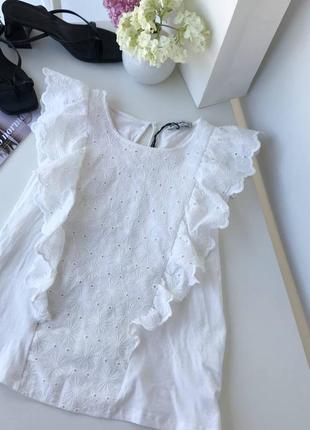 Біла блузка з вишивкою і рюшами2 фото