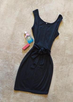Базовое чёрное платье мини в рубчик на поясе1 фото