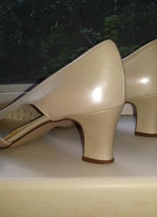Кожаные перламутровые светлые летние туфли средний каблук винтаж k shoes lady x - оригинал!8 фото