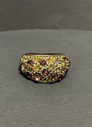 Роскошное позолоченное кольцо с россыпью тёплых камней2 фото