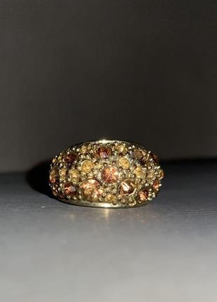 Роскошное позолоченное кольцо с россыпью тёплых камней1 фото