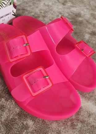 Яркие шлепки. италия 39,5-40р на стопу 25см