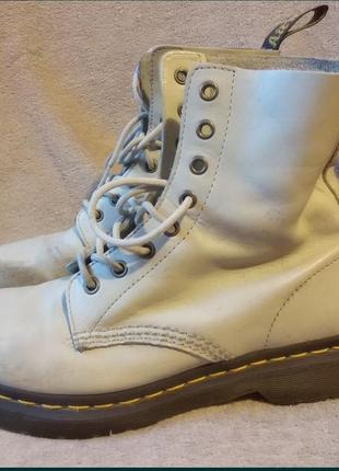 Ботинки молочного кольору dr.martens