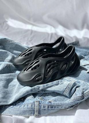 Тапки жіночі adidas stripe america foam runner black,шльопанці адідас ізі фоам раннер чорний унісекс