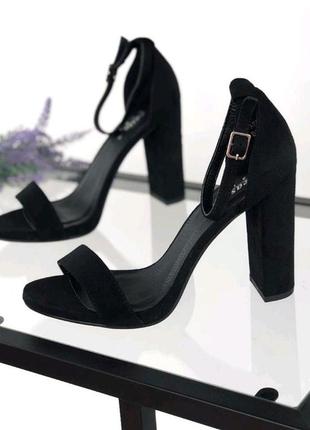 Босоножки на высоком каблуке