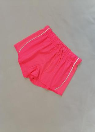 Яркие спортивные короткие шорты