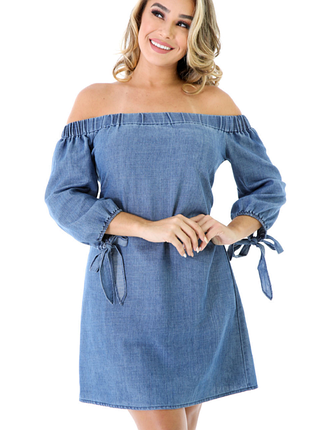 Лёгкое джинсовое платье с открытыми плечами и пышными рукавами фонарь.