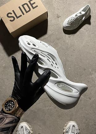 Тапки жіночі adidas stripe america foam runner queue, шльопанці адідас ізі фоам білий раннер унісекс