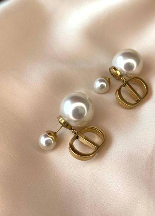 Брендовые серьги пусеты с жемчугом и логотипом