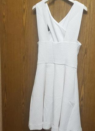 Білу сукню оригінального крою4 фото