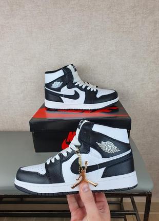 Кроссовки демисезонные найк аир джордан 1 ретро черно белые. кроссы nike air jordan retro 1 женские