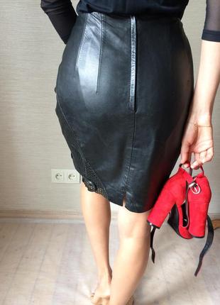 Кожаная  чёрная юбка- карандаш  с кружевными вставками10 фото