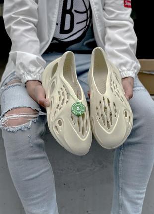 Тапки тапочки adidas yeezy  foam rnnr sand шлепки3 фото