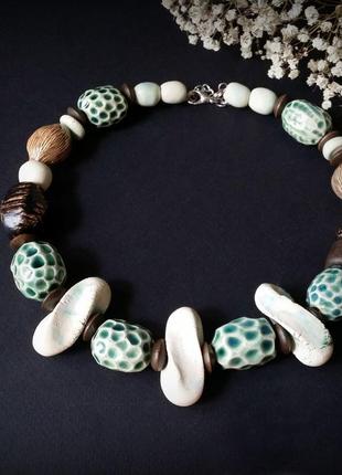 Дикое ожерелье с белыми длинными бусинами