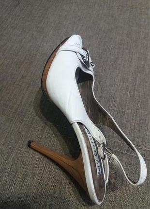 Босоножки белые