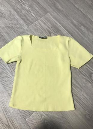 Футболка с актуальным квадратным вырезом