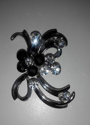 Красивая брошь