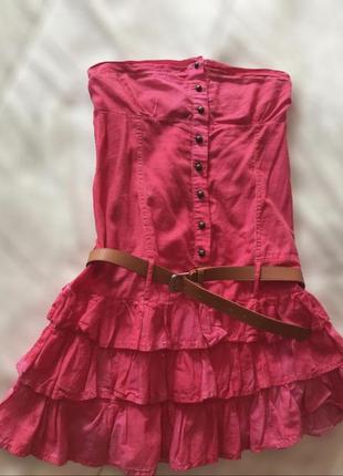 Малинове плаття бюстьє без бретелей з воланами