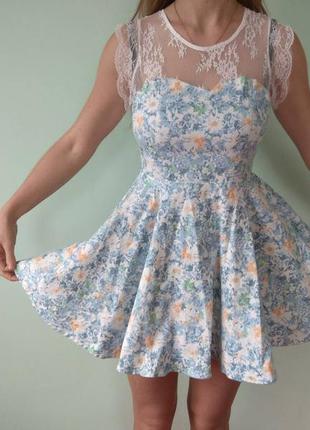Оригінальне плаття з квітковим принтом.
