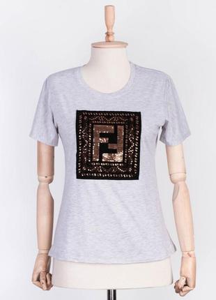 Стильная серая футболка с рисунком принтом пайетками