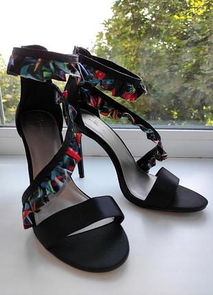 Шикарные  атласные босоножки с рюшами by very нарядные босоножки с воланами