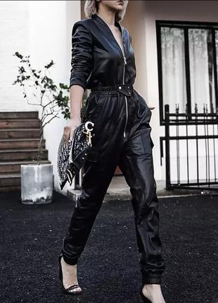 Кожаный комбинезон из кожзаменителя, кожзам, чёрный на змейке, на подкладке тёплый и плотный