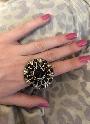 Массивное женское кольцо с чёрными камнями3 фото