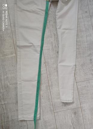 Белые джинсы женские на трех пуговицах приталенные в хорошем состоянии9 фото