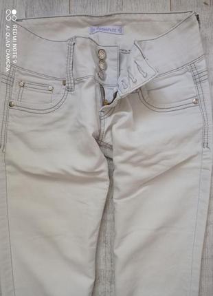 Белые джинсы женские на трех пуговицах приталенные в хорошем состоянии