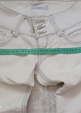 Белые джинсы женские на трех пуговицах приталенные в хорошем состоянии7 фото