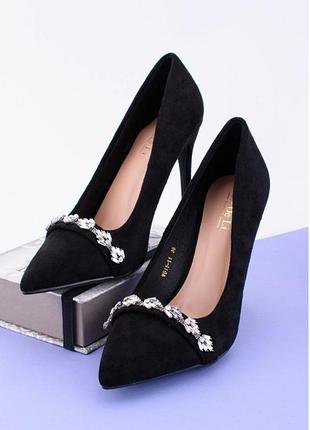 Чорні туфлі на шпильці