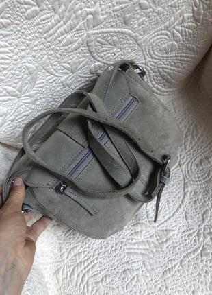 Світла замшева шкіряна сумка крос боді, натуральна шкіра, замша, сіро-бежевий колір7 фото