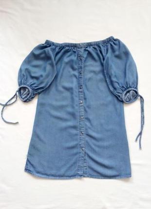 Джинсовое платье на пуговицах спереди, с открытыми плечами, рукав 3/410 фото