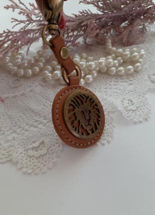 Брелок на сумку подвеска лев голова льва латунь натуральная кожа на карабине6 фото