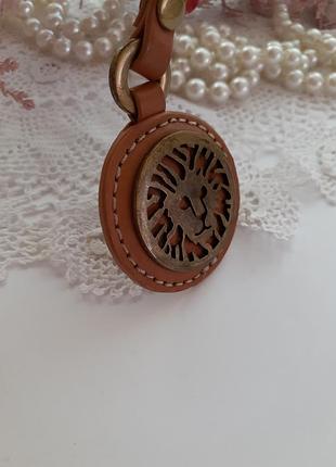 Брелок на сумку подвеска лев голова льва латунь натуральная кожа на карабине8 фото