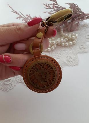 Брелок на сумку подвеска лев голова льва латунь натуральная кожа на карабине5 фото