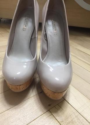 Бежевые лаковые туфли zara