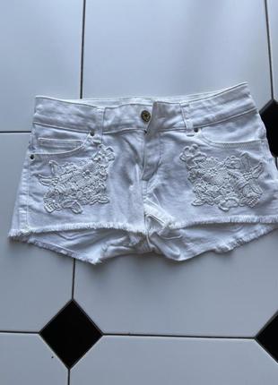 Белые джинсовые шорты colins