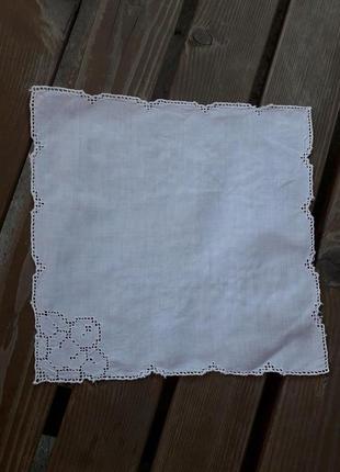 Батистовый носовой платок с вышивкой
