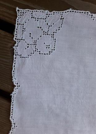 Батистовый носовой платок с вышивкой