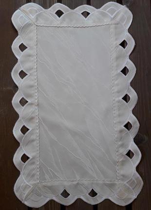 Салфетка с вышивкой ришелье