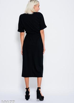Чорне плаття з пояском і з цельнокроенными рукавами, декорованими вилогами і розрізом спереду3 фото