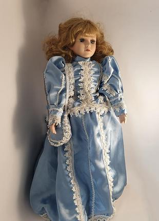 Фарфоровая кукла