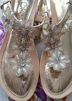 Золотые босоножки в стразах,камнях