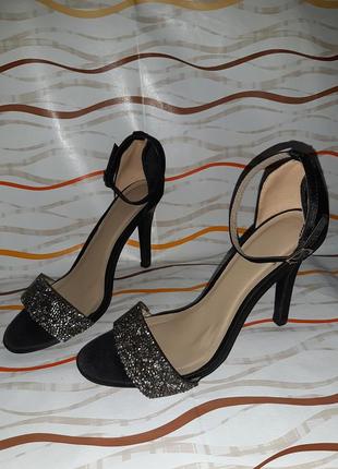 Чёрные атласные босоножки на каблуке с закрытой пяточкой с блестящим декором4 фото