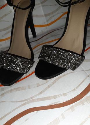 Чёрные атласные босоножки на каблуке с закрытой пяточкой с блестящим декором7 фото