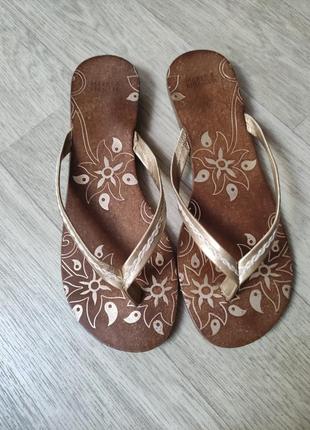 Фирменные шлепанцы